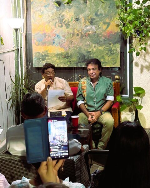 Luis Ortega y Agustín Labrada Aguilera en la presentación en La Hojarasca, en Playa del Carmen.