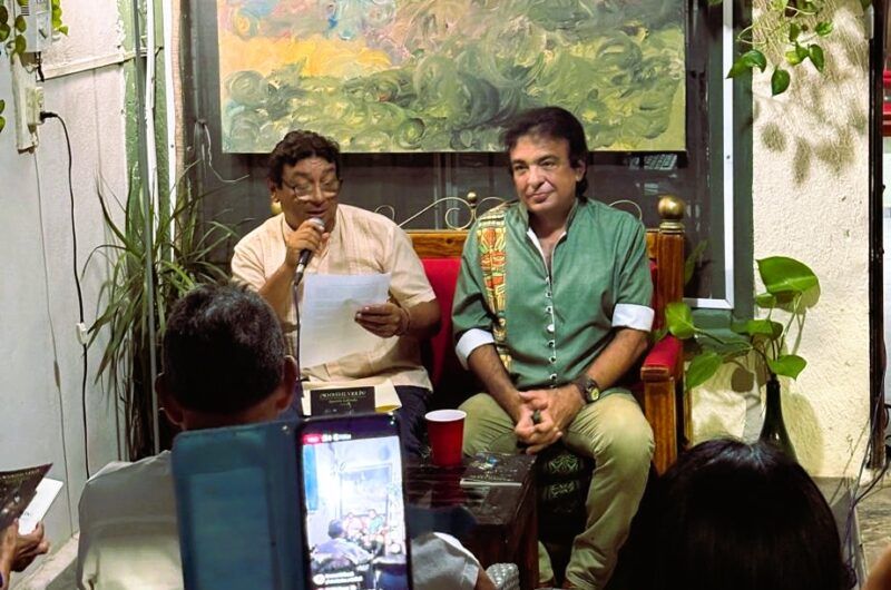 Luis Ortega y Agustín Labrada Aguilera en la presentación en La Hojarasca, en Playa del Carmen.