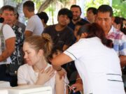 Acuden cientos a punto de vacunación en el palacio de Cancún