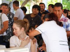 Acuden cientos a punto de vacunación en el palacio de Cancún