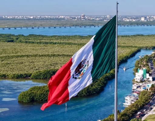 Conmemoran autoridades gubernamentales honores a la bandera nacional