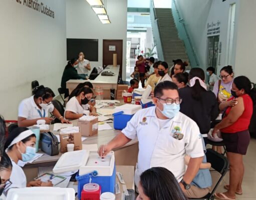 Aplican cientos de vacunas contra sarampión en el Palacio Nuevo de Playa del Carmen