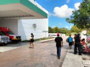 Familiares de pacientes aguardan bajo en sol en el Hospital General de Cancún