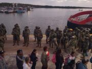 Arriba contingente militar a Holbox y efectúan cateos