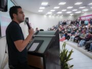 Dialoga Eugenio “Gino” Segura con universitarios de Cancún sobre futuro y justicia intergeneracional