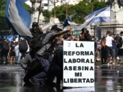 Aprueba Senado argentino reforma laboral de Milei con fuertes altercados en las calles