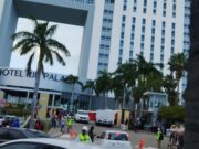 Saca a la calle hotel Riu Cancún diversos muebles por remodelación