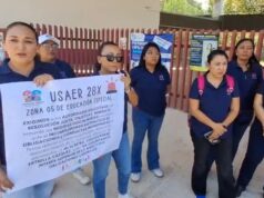 Personal de educación escolar protesta contra colega, en Playa del Carmen
