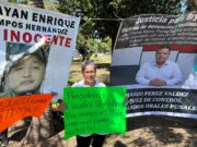 Madre de detenido cierra avenida en Cancún y denuncia irregularidades en caso