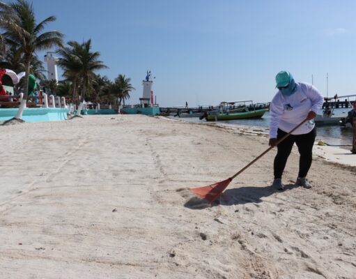 Refuerza gobierno de Blanca Merari la limpieza de playas de Puerto Morelos por Semana Santa