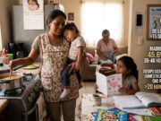 Enfrentan madres largas jornadas laborales y de cuidados en México