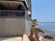 Olas golpean base de edificio en Playa del Carmen; clausuran paso