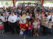 Entrega Ana Paty Peralta donativo de Boston´s Pizz para niñas y niños