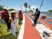 Supervisa Mara Lezama avances en la colocación de la superficie sintética en la primera pista de atletismo certificada de la Península en Chetumal