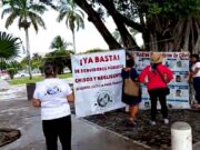 Protestan Madres Buscadoras en el aeropuerto de Cancún, por amparo a exfuncionaria