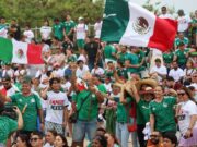 Festejan aficionados victoria de México en el Cancún Fut Fest