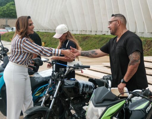Mara Lezama entrega vehículos y motocicletas recuperadas a sus propietarios