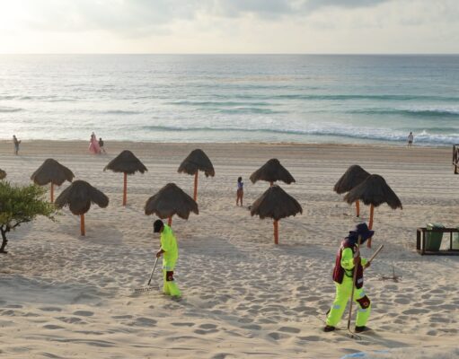 Ayuntamiento de Benito Juárez conserva playas limpias