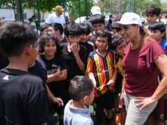 Mara Lezama supervisa el uso de la cancha de fútbol 5 de la supermanzana 29, legado del Mundial Social 2026