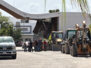 Vecinos evidencian negligencia y colapsa pórtico de Aqua; muere trabajador y seis resultan heridos