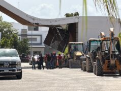 Vecinos evidencian negligencia y colapsa pórtico de Aqua; muere trabajador y seis resultan heridos