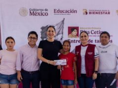Estefanía Mercado acompaña la entrega de tarjetas de la beca “Rita Cetina” a estudiantes de educación básica de Playa del Carmen