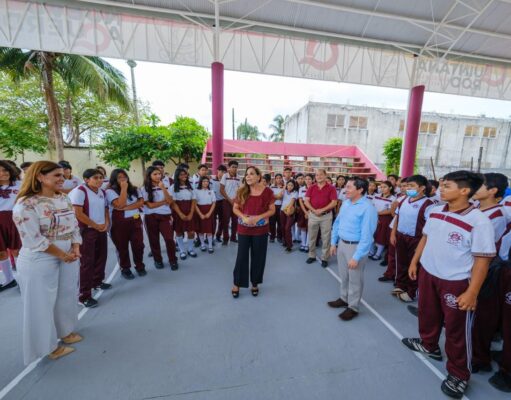 Entrega Mara Lezama domo a Secundaria Técnica 18 en Cancún tras 34 años de espera