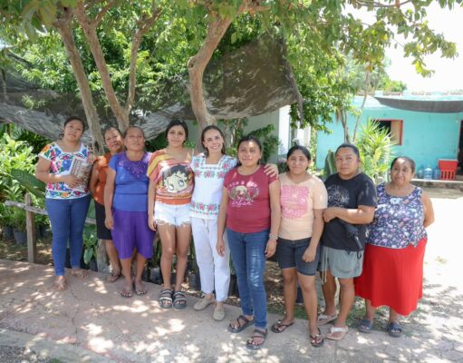 Camina Ana Paty Peralta las comunidades del Estado, defendiendo la Transformación