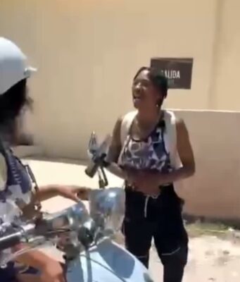 Detienen a turista en Tulum por arrojar comida a comensales