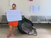 Mujer acampa frente al Poder Judicial de Playa del Carmen para exigir pensión alimenticia de su hijo con autismo