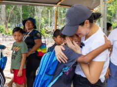 Estefanía Mercado entrega mas de mil mochilas escolares en Playa del Carmen y Puerto Aventuras