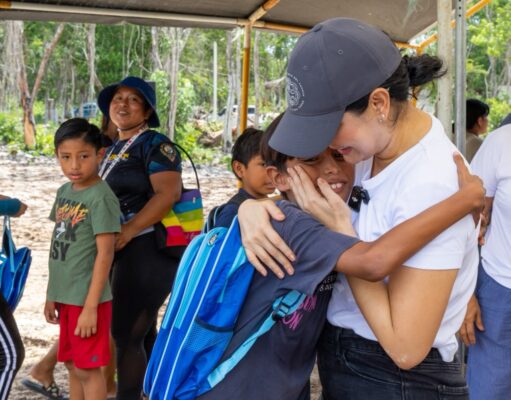 Estefanía Mercado entrega mas de mil mochilas escolares en Playa del Carmen y Puerto Aventuras