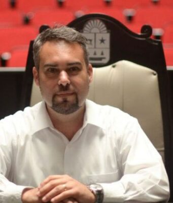 Critica asociación como discriminatoria, propuesta de prohibir doble nacionalidad en cargos ejecutivos