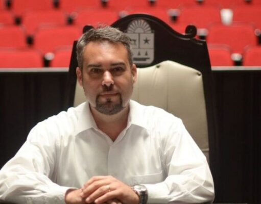 Critica asociación como discriminatoria, propuesta de prohibir doble nacionalidad en cargos ejecutivos