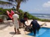 Bomberos de Tulum rescatan a tortuga que cayó en alberca