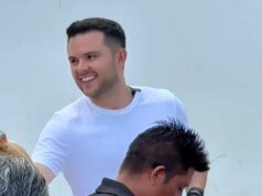 Con cercanía, Pablo Bustamante acompaña a familias afuera del Hospital General de Cancún
