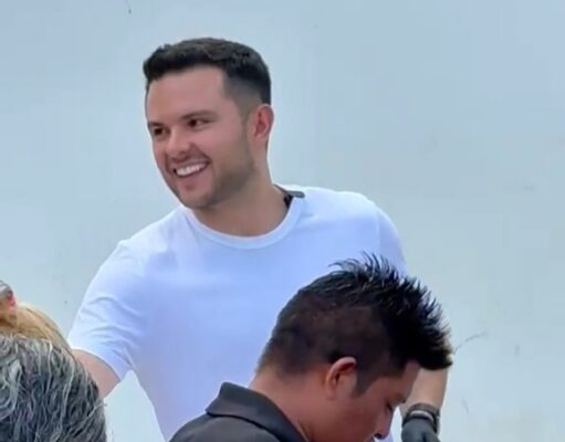 Con cercanía, Pablo Bustamante acompaña a familias afuera del Hospital General de Cancún