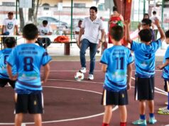 Renán Sánchez Tajonar entrega uniformes al Selectivo Municipal Sub-10 de futbol de Cozumel