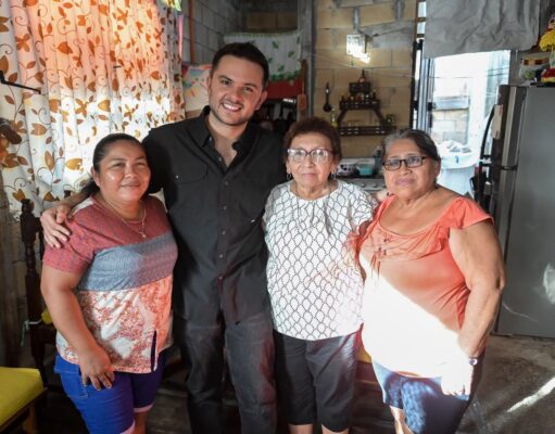 Escucha Pablo Bustamante a vecinos de la Región 219 y refrenda cercanía con las familias de Cancún