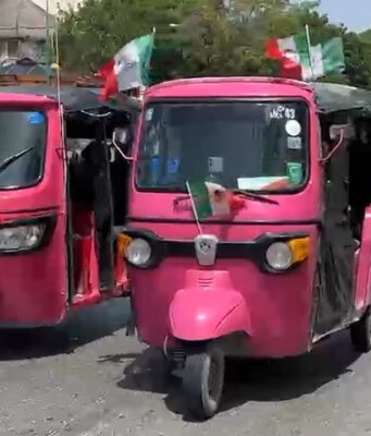 Protestan mototaxistas de Cancún, luego de incendio de dos vehículos