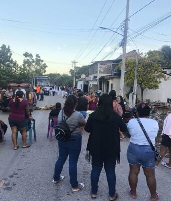 Bloquean padres carretera en Chumpón, por domo inconcluso