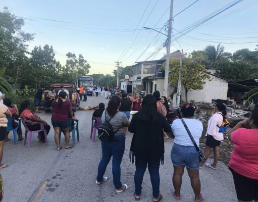 Bloquean padres carretera en Chumpón, por domo inconcluso