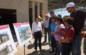 Recorre Ana Paty Peralta gimnasio inclusiva para atletas cancunenses