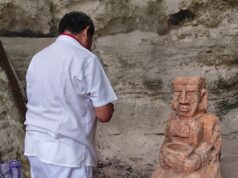 Colocan escultura maya en cenote de Sacalaca