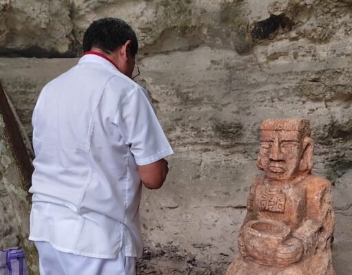 Colocan escultura maya en cenote de Sacalaca