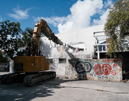 Tras una década de abandono, inicia la demolición del hospital general para dar paso al Nuevo Hospital Materno Infantil de Cancún