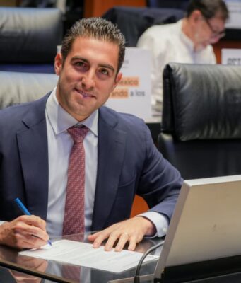 Deja Gino Segura cargo como senador