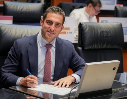Deja Gino Segura deja cargo como senador