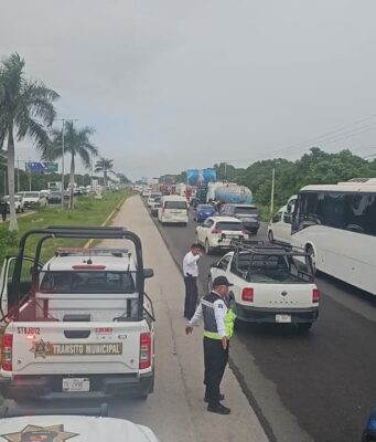 Transportistas de Q Roo se unen a la protesta nacional en la carretera Cancún-Playa del Carmen Transportistas