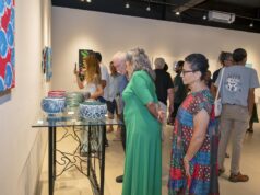 “La Magia del Camafeo en Vidrio” cautiva al público en el Museo de la Isla